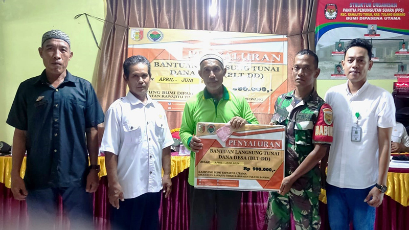 Penyerahan_BLT_Pada_Salah_Dua_Penerima_8X4