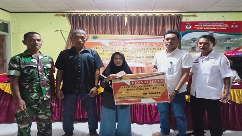 Penyerahan_BLT_Pada_Salah_Satu_Penerima_8X4