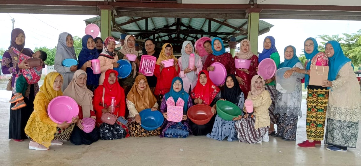 Foto_Bersama_Dengan_HAdiah_DoorPrize