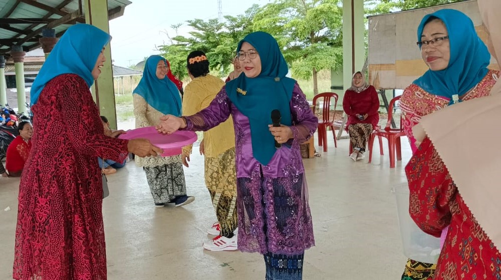 Pembagian_DoorPrize_Oleh_Ibu_Kepala_Kampung