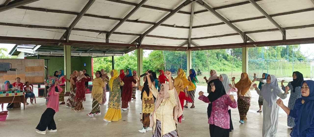 Senam_Bersama_Para_Ibu-ibu_Memperingati_Hari_Kartini