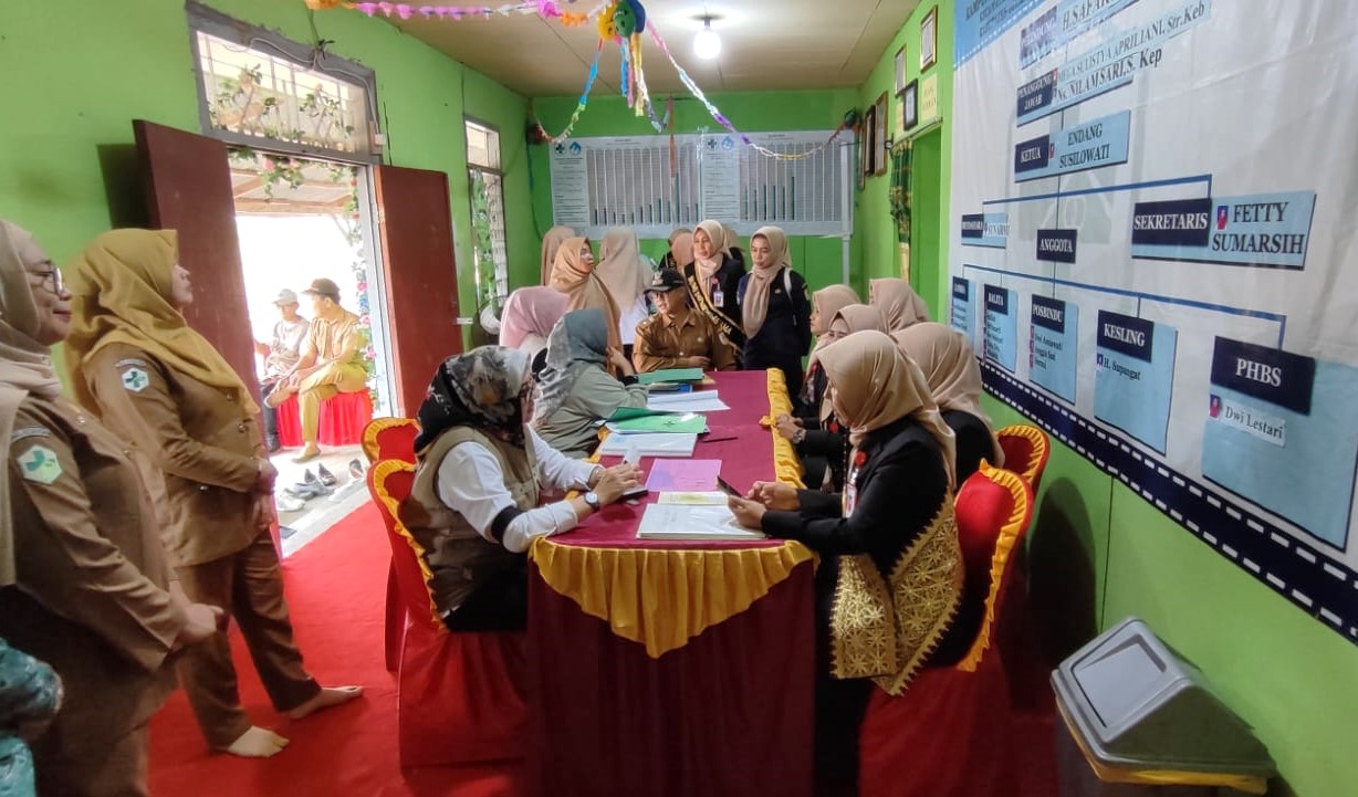 PROSES_PENILAIAN_OLEH_PARA_JURI_DENGAN_PARA_KADER_POSYANDU_WIJAYA_KUSUMA_BESERTA_KEPALA_KAMPUNG_BUMI_DIPASENA_UTAMA